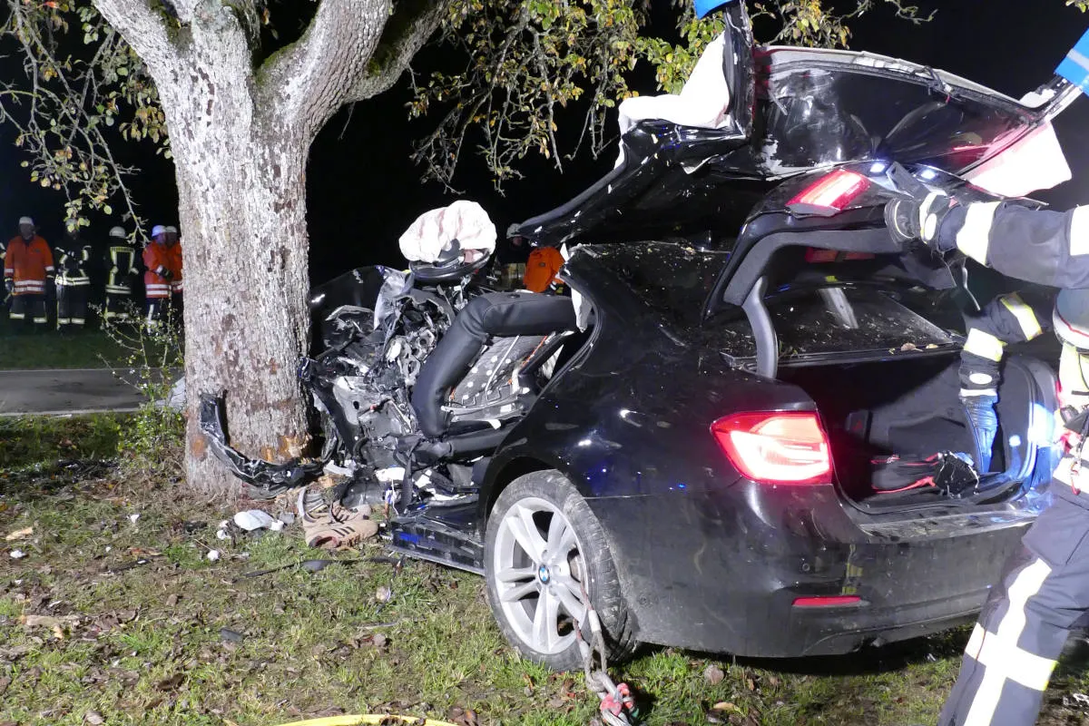 Unfall Reute - PKW prallt gegen Baum