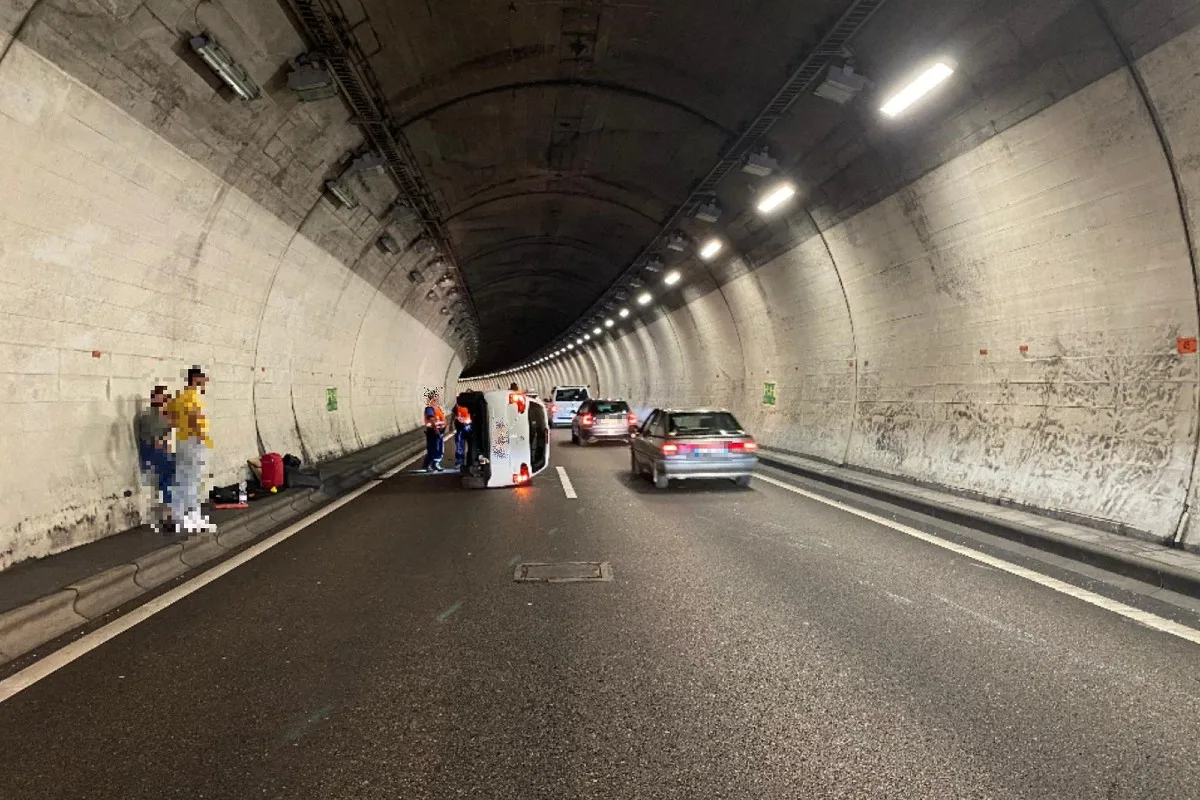 Spektakulärer Unfall in Sissach BL - Autolenkerin erschrickt und verursacht einen Selbstunfall im Tunnel auf der Autobahn A2