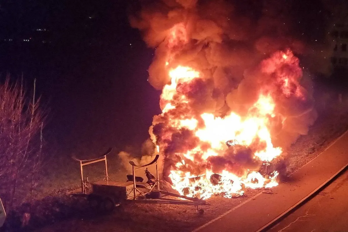 Feldbach ZH – Grosser Sachschaden bei Brand auf Parkplatz