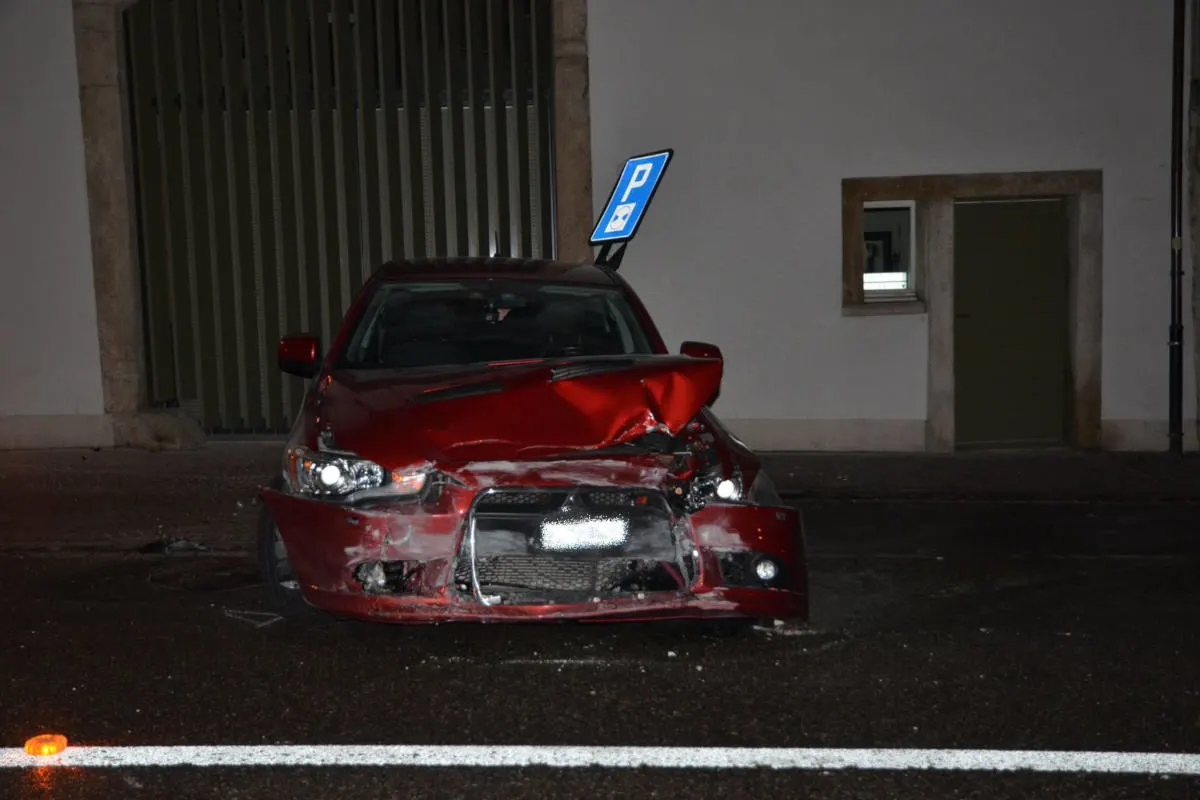 Laufen BL - Fahrzeuglenker verursacht Selbstunfall unter Alkoholeinfluss