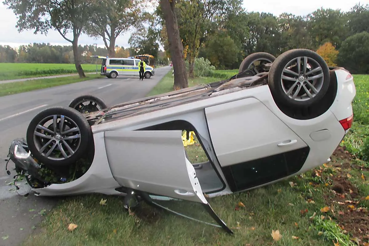 Schwerer Unfall in Meinersen - 25-Jähriger fährt mit Auto gegen Baum