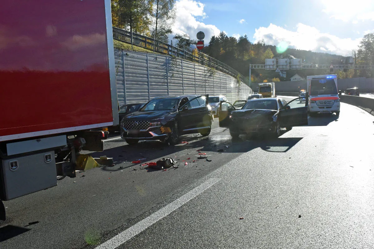 A2 Luzern – Kollision zwischen drei Fahrzeugen – drei Personen verletzt