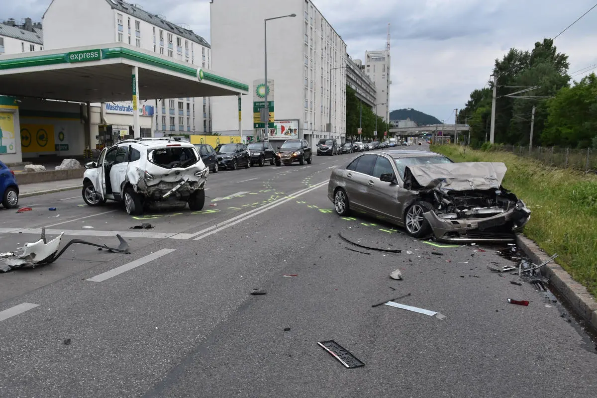 Wien – Lenker verursacht stark alkoholisiert Unfall