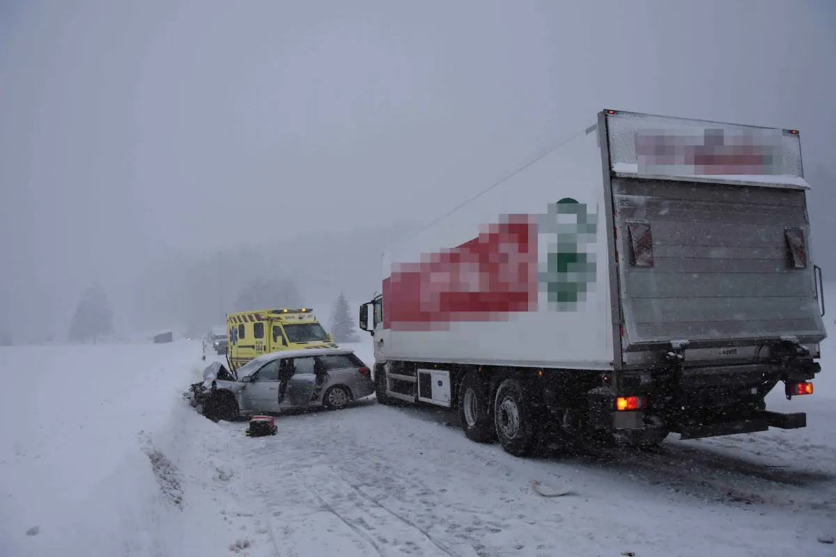 Ricken SG - Frontalkollision zwischen Auto und Lastwagen