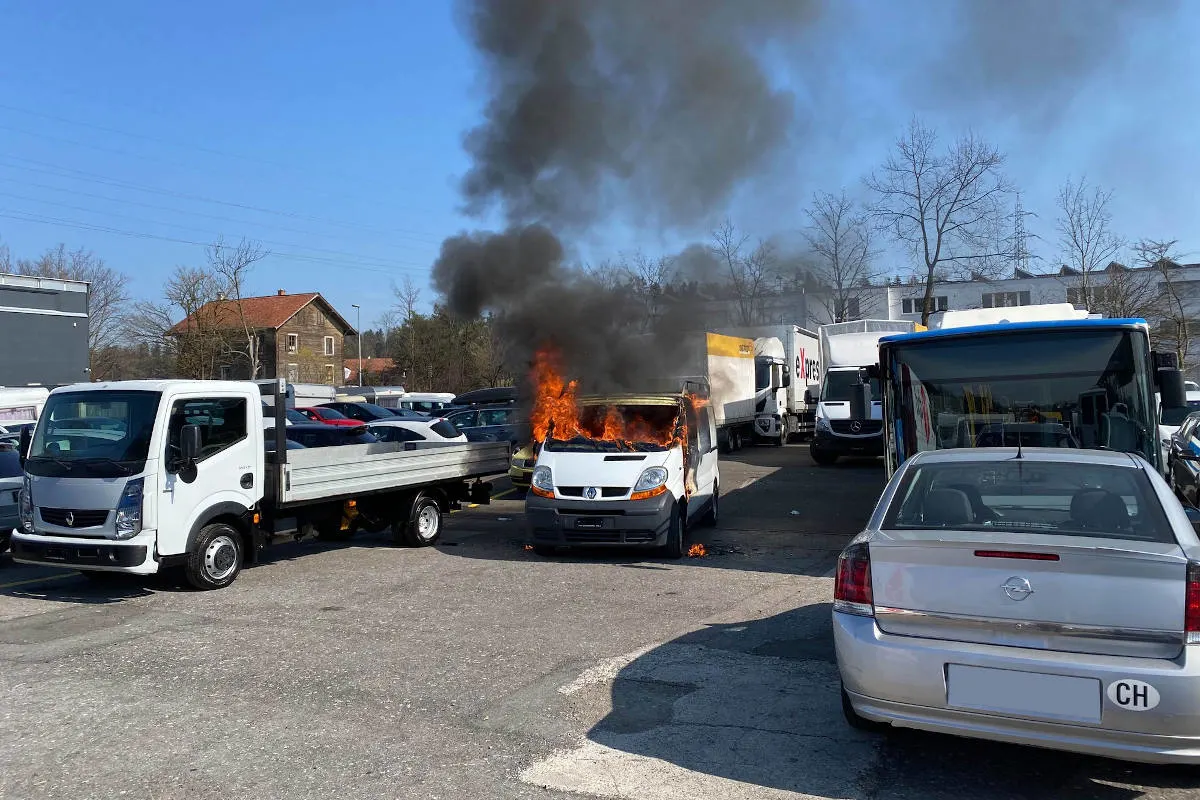 Cham ZG – Lieferwagen in Vollbrand