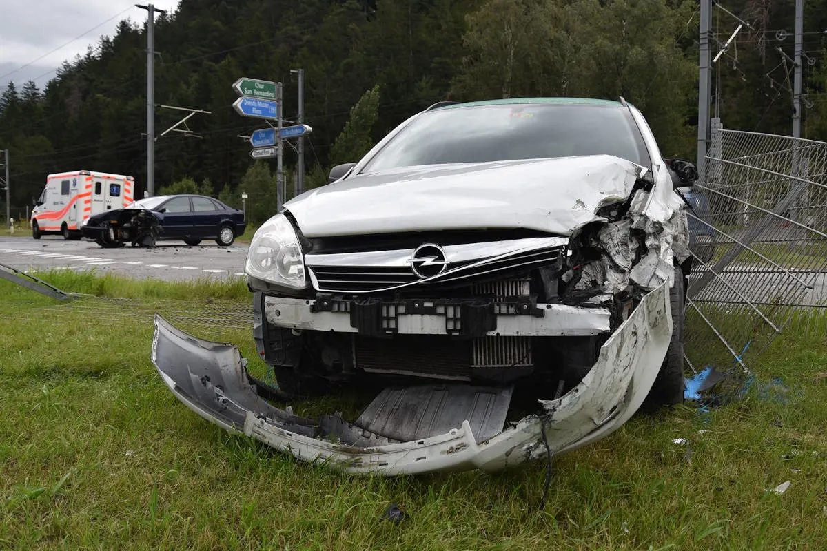 Domat/Ems GR – Zwei Autos bei Kollision auf Kreuzung total beschädigt