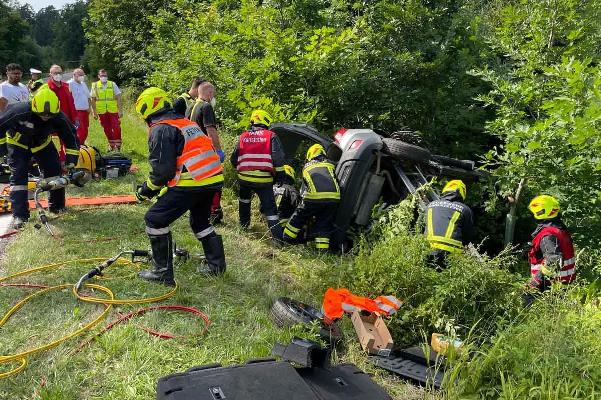 Karlstetten - Lenkerin kracht gegen Baum - Frau eingeklemmt 