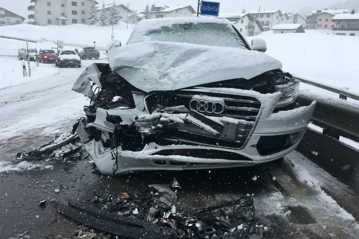 Valbella GR - Frontalcrash auf schneebedeckter Strasse