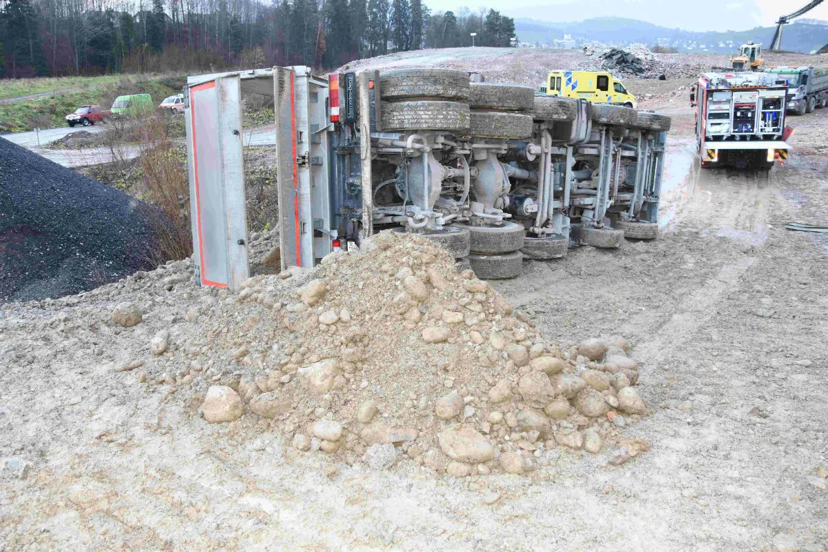 Engelburg SG - Lastwagen umgekippt