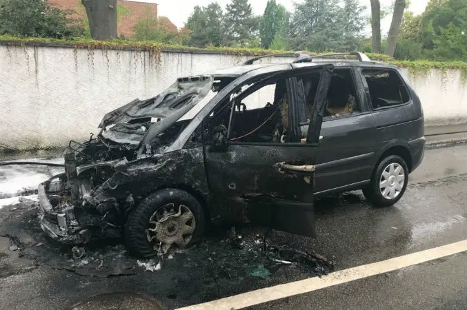 Birsfelden BL - Auto bei Brand komplett zerstört