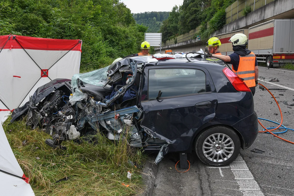 Tödlicher Unfall in Aesch BL - Fiat prallt gegen Lastwagen