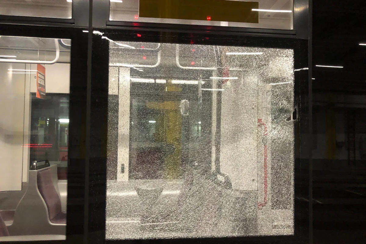 Zeugenaufruf Bern – Fahrende Trams und Bus durch Steinwürfe beschädigt