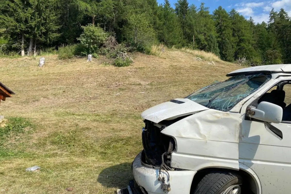 Ayer VS – Fahrzeug mehrfach überschlagen – Fahrer tot