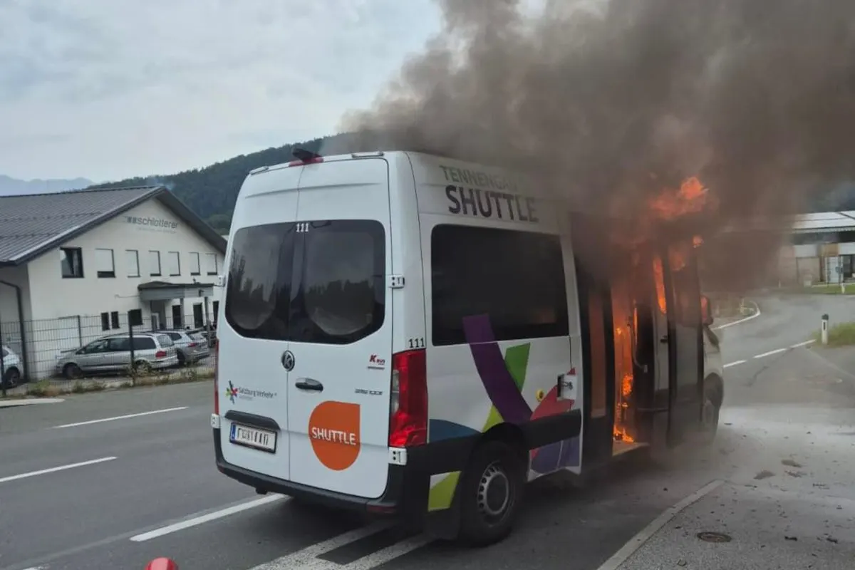 Adnet bei Hallein S – Kleinbus in Brand 