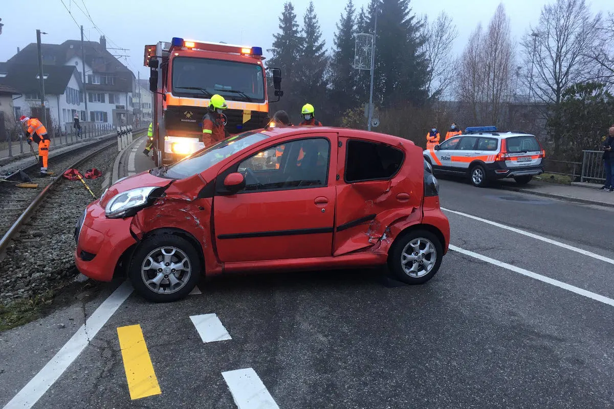 Heftiger Unfall in Matzingen TG – Kollision zwischen Auto und Bahn 