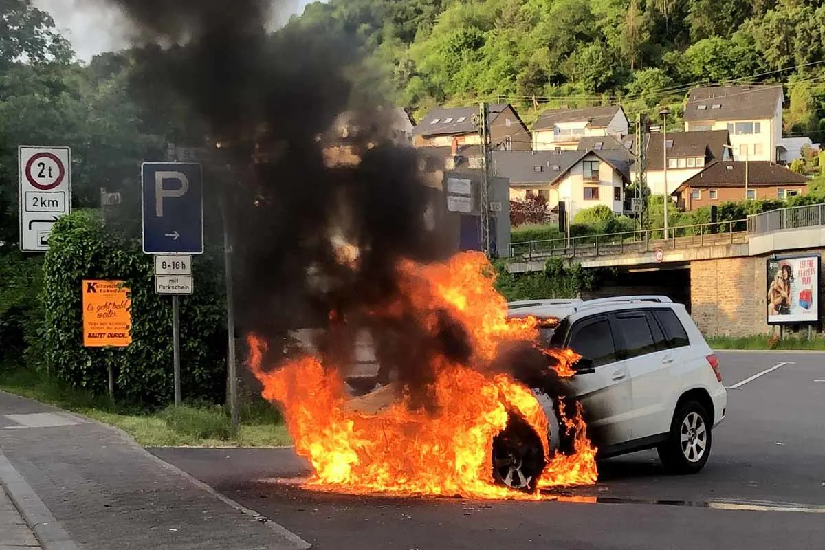 Fahrzeugbrand in Boppard - B9 voll gesperrt