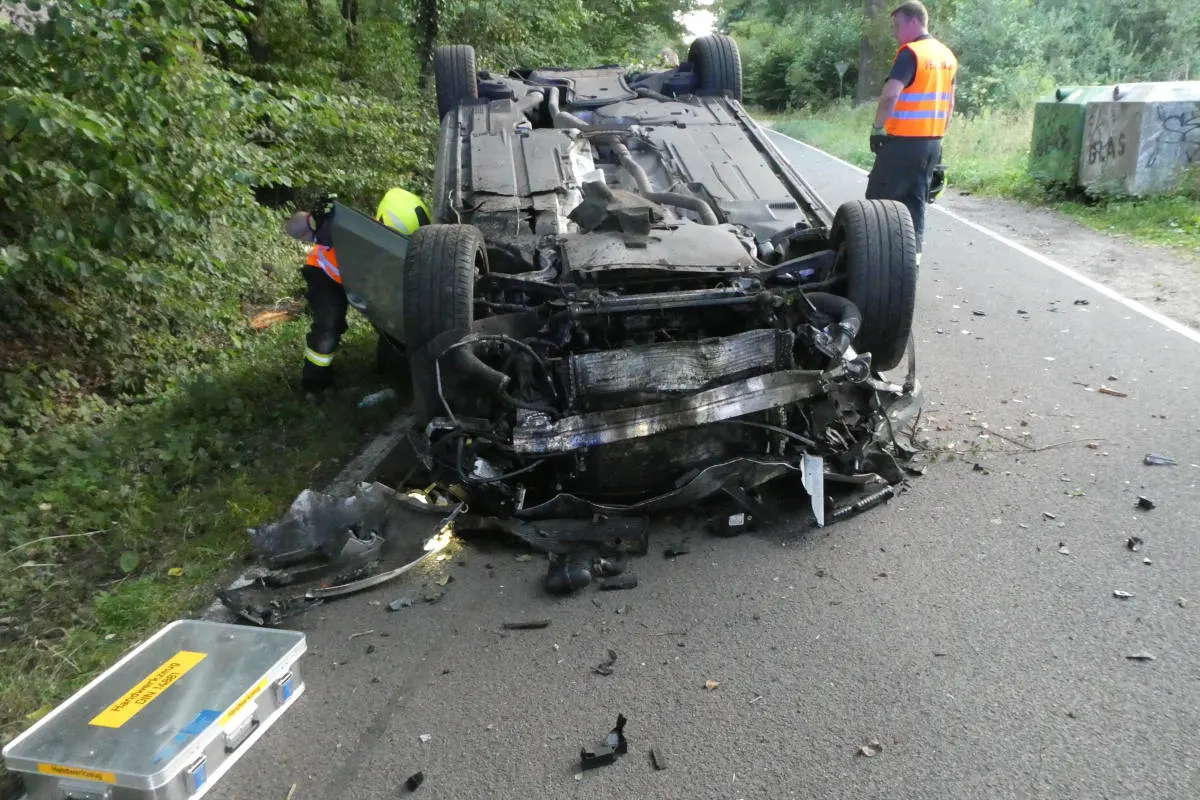 Auto überschlägt sich - 26-Jährige schwer verletzt
