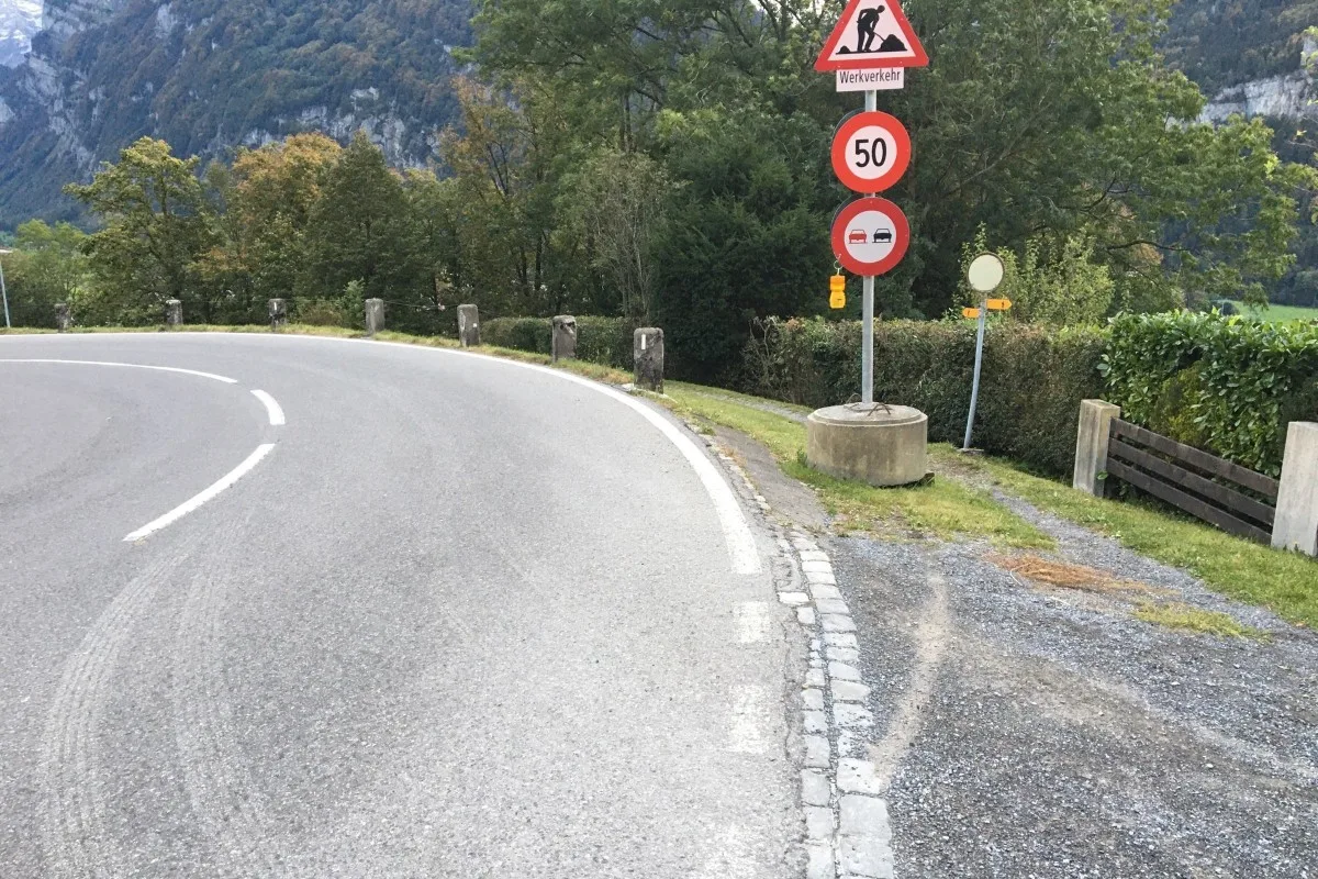 Unfall in Mollis GL - 17-Jähriger stürzt mit dem Velo und muss ins Spital geflogen werden