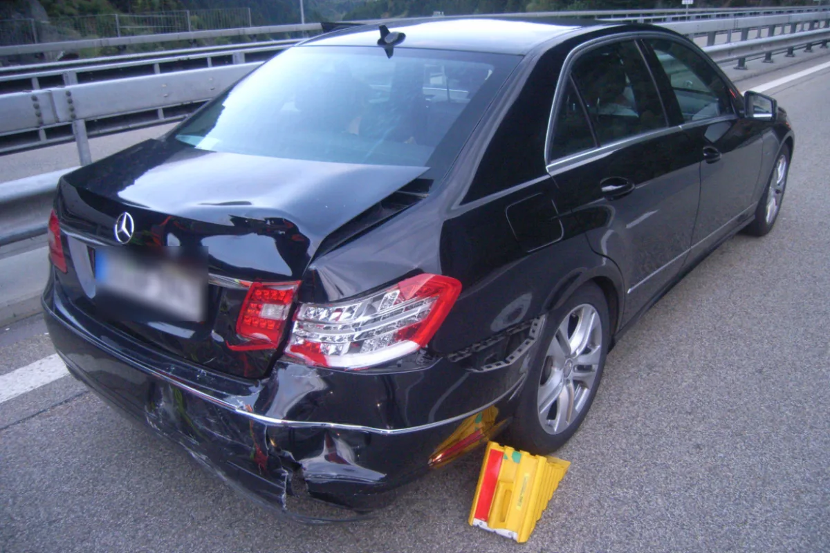 Wassen UR - Reisecar fährt auf Auto auf