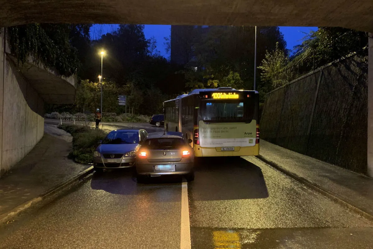 Unfall Rheinfelden AG - Riskantes Überholmanöver führt auch zu Kollision mit Postauto 