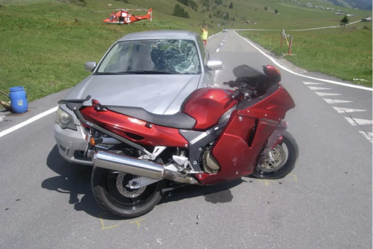 Spiringen UR - Kollision zwischen Personenwagen und Motorrad – eine Person verletzt