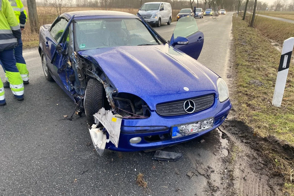 Osterbruch – 61-Jährige prallt mit Mercedes gegen Baum