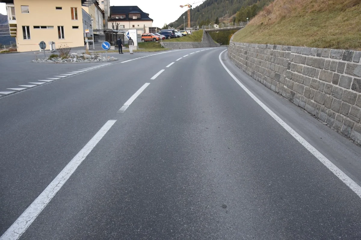 Scuol GR - Kollision zwischen Auto und E-Bike