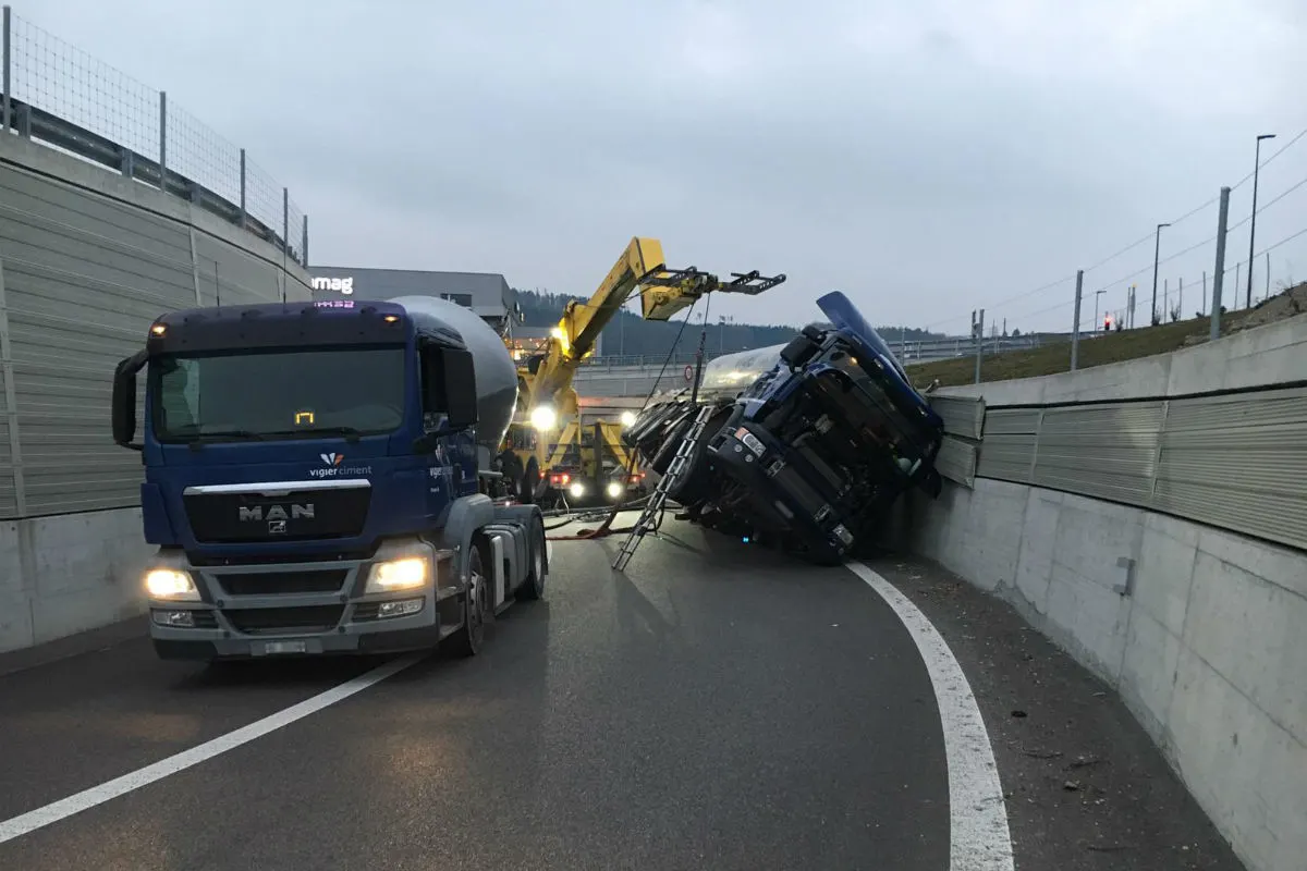 Brügg A6 BE - Lastwagen auf der A6 umgekippt