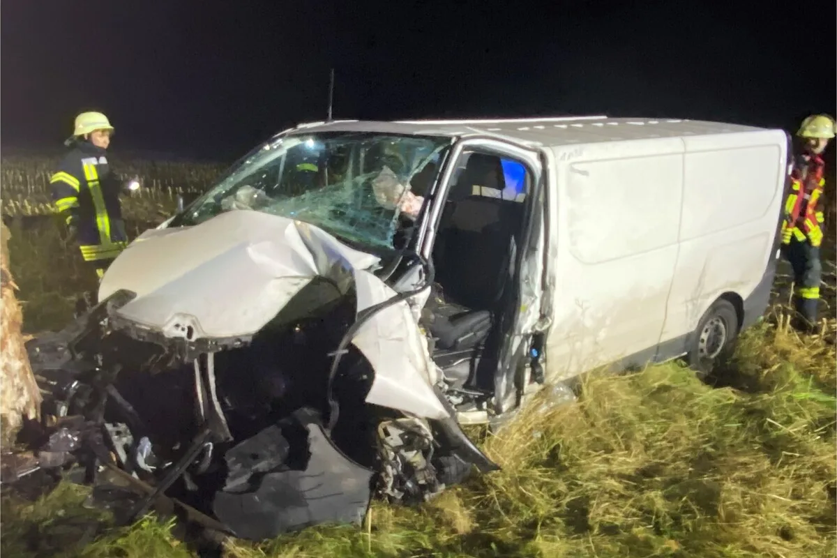 Granstedt NI - Nach Kollision mit einem Baum schwer verletzt