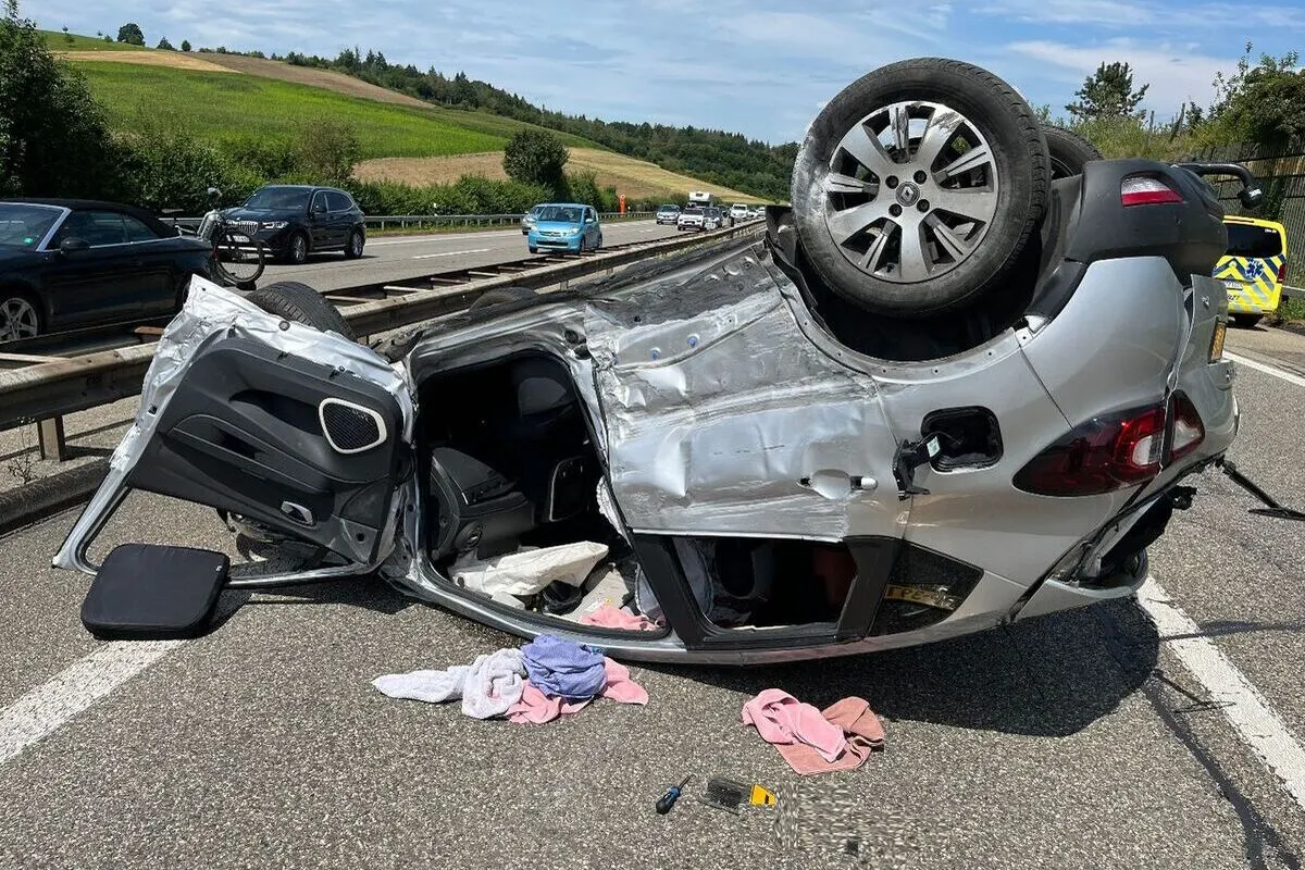 Arisdorf BL - Auto überschlägt sich bei Unfall 