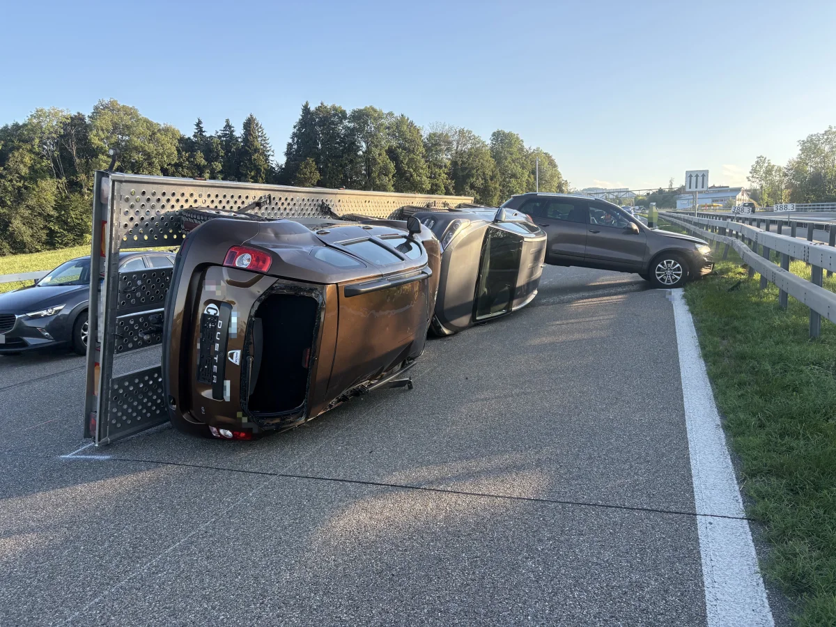 Auf der Autobahn liegen zwei Autos umgekippt auf der Seite. Ein weiteres Fahrzeug ist in den Unfall involviert.