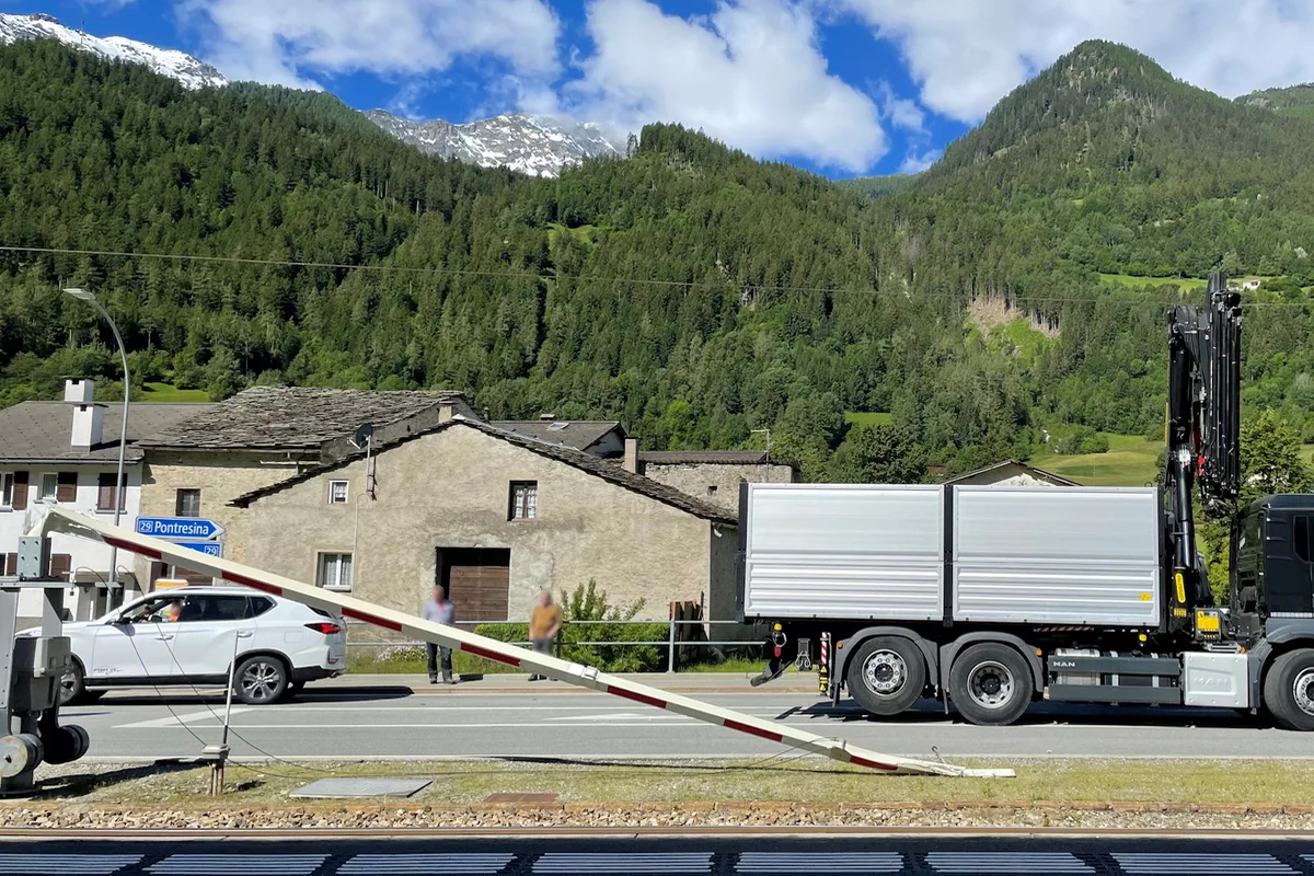 Li Curt GR - Lastwagen reisst Fahrleitung der Rhätischen Bahn herunter