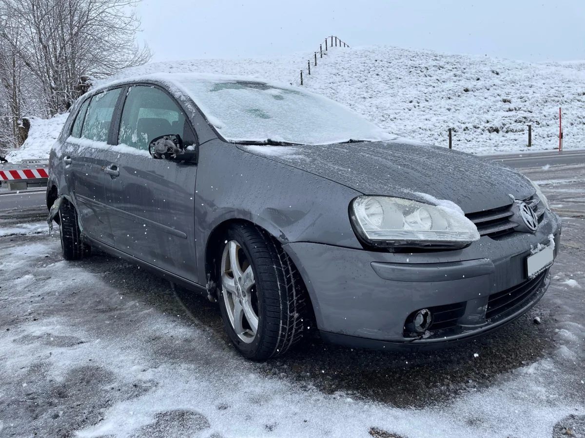 Hundwil AR – Auf schneebedeckter Strasse mehrfach in Zaun geprallt