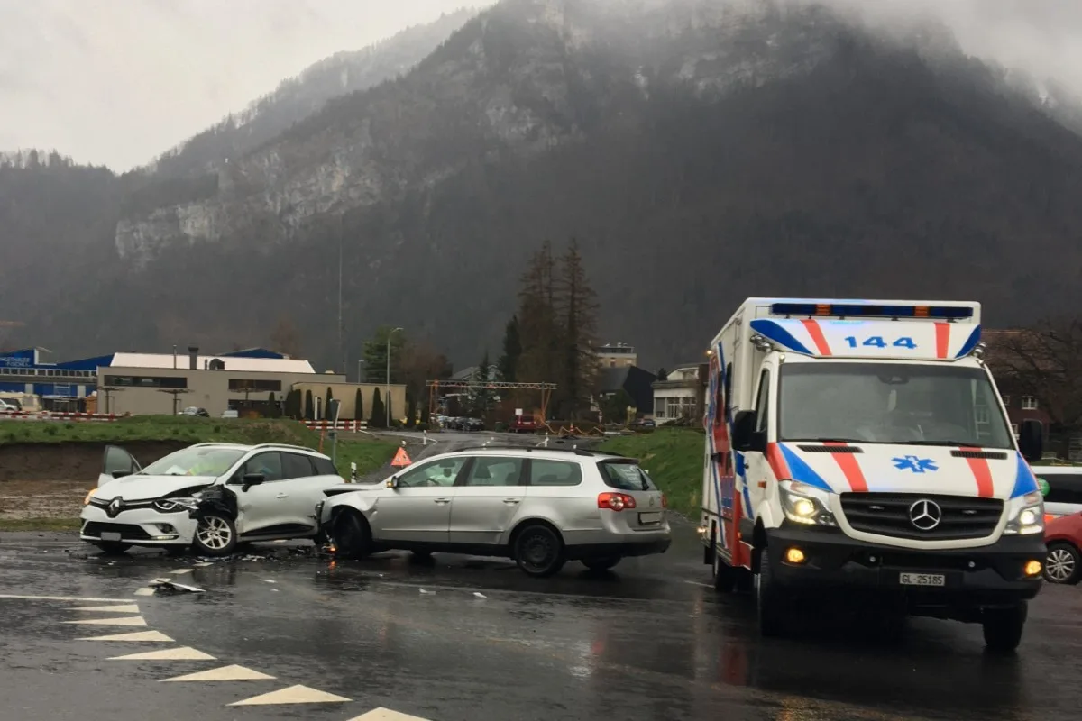 Mollis GL - Auto übersehen - eine Frau muss hospitalisiert werden