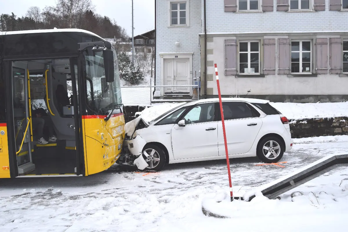 Grub AR – Frontalkollision zwischen Personenwagen und Postauto