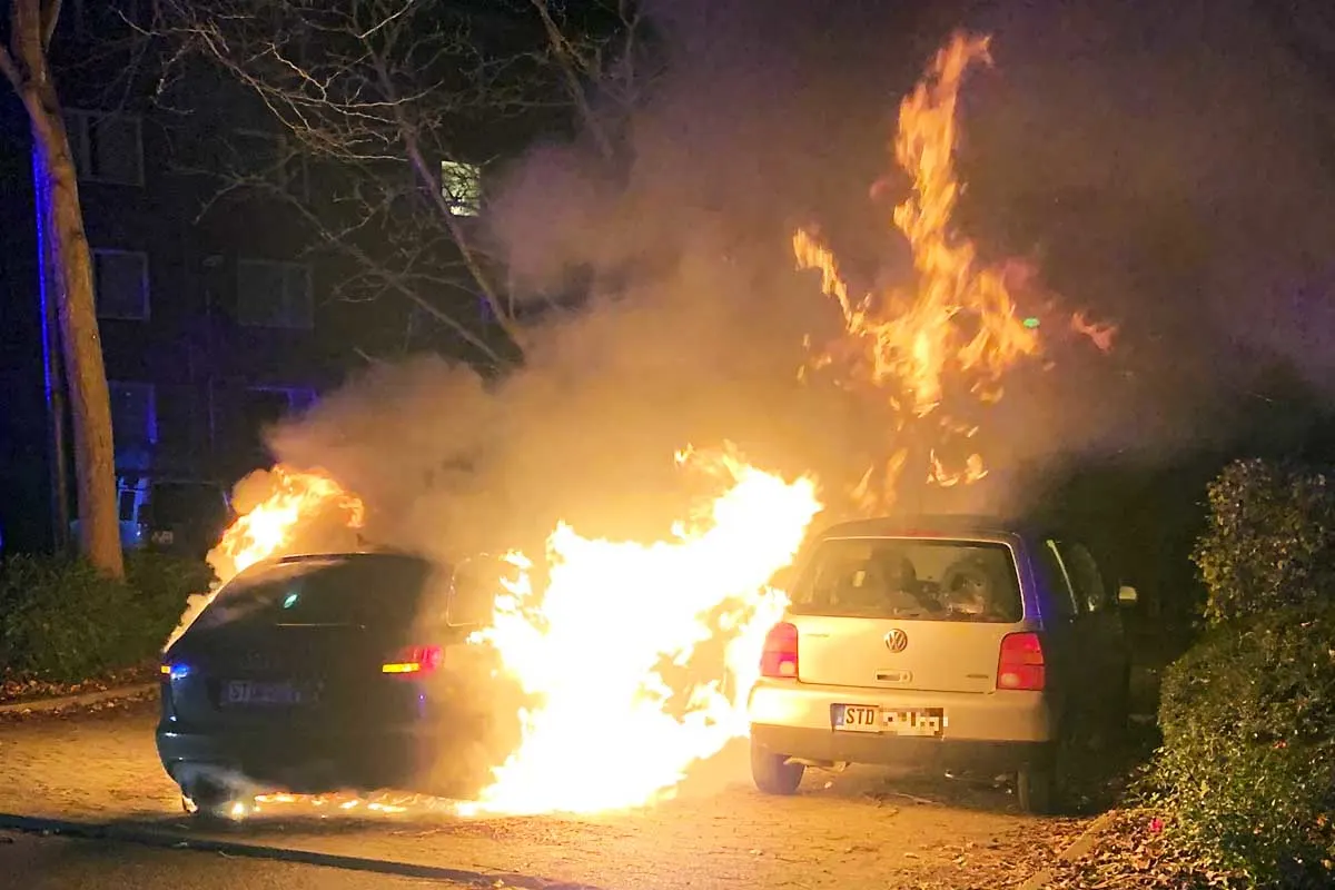 Unbekannte stecken Autos in Brand in Buxtehude - Zwei Fahrzeuge total beschädigt!