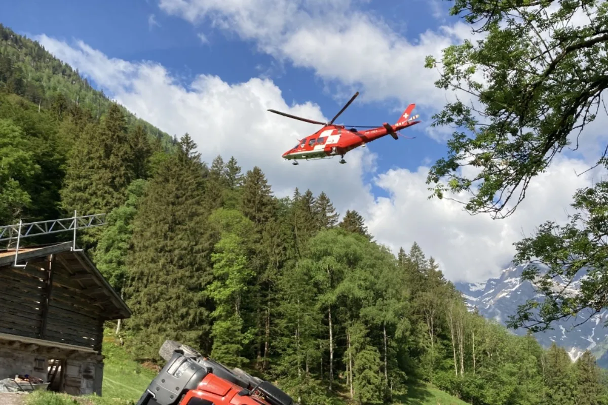 Unfall in Engi GL - Lastwagen ist heute umgekippt