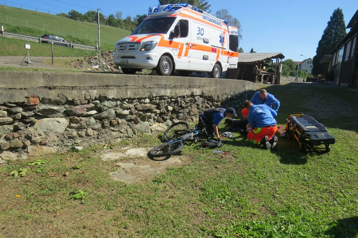 Zufikon AG -  Velofahrer bei Sturz schwer verletzt