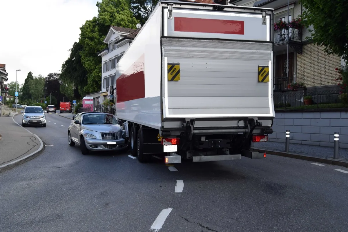 Heiden AR - Unfall zwischen Lastwagen und Auto in Heiden