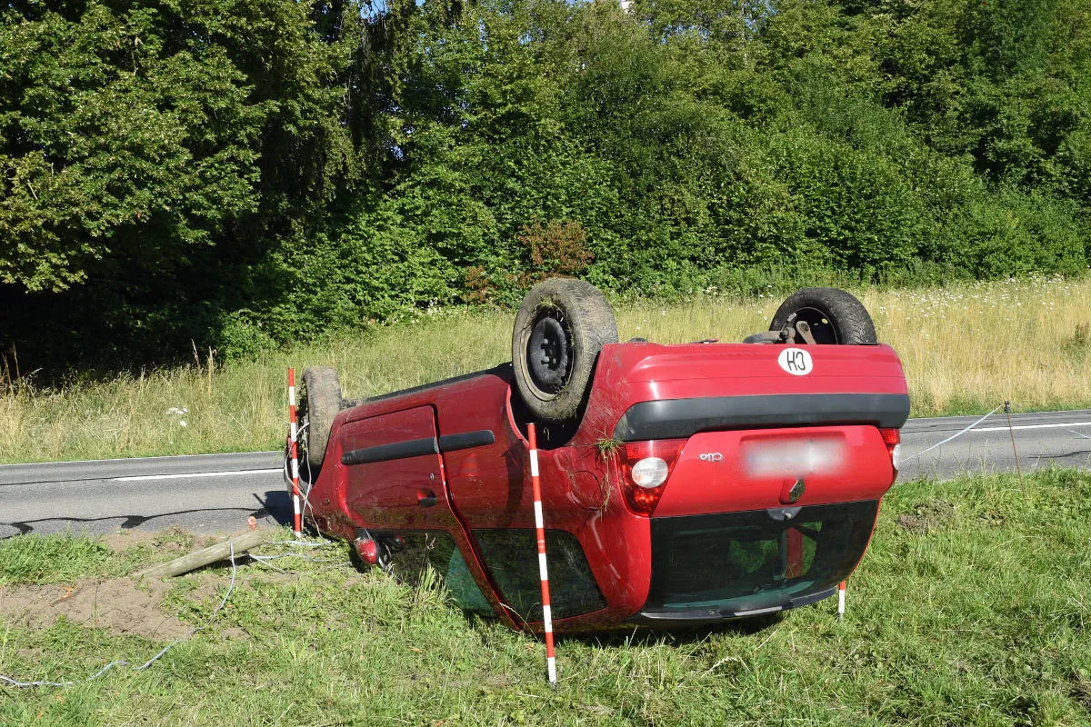 Schwerer Unfall in Beromünster LU – Autofahrerin bei Selbstunfall verletzt