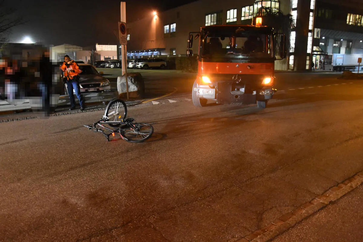 Gossau SG - Velofahrer von Lastwagen angefahren