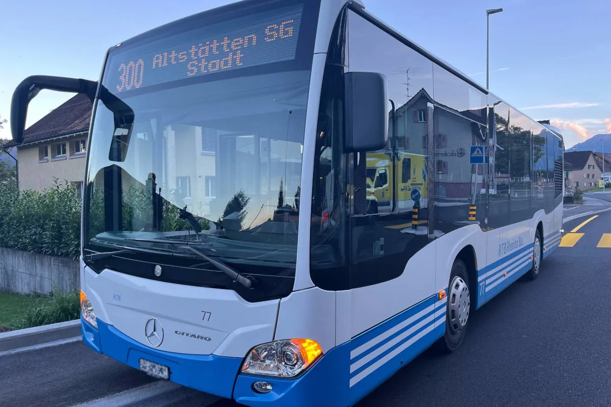 Sennwald SG – Betrunkene Velofahrerin prallt in Linienbus