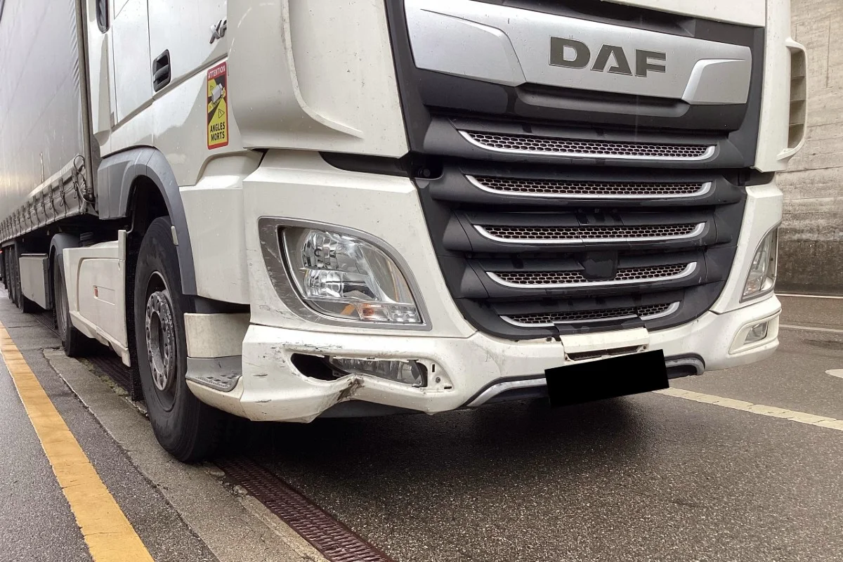 Kollision in Schaffhausen - Sattelmotorfahrzeug übersieht Auto