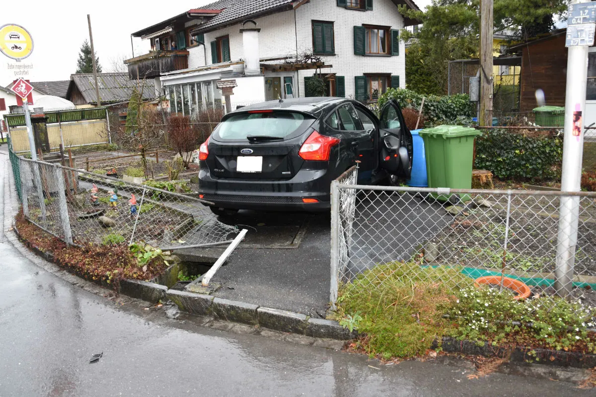 Buchs SG -  69-Jähriger fährt mit seinem Ford in einen Garten