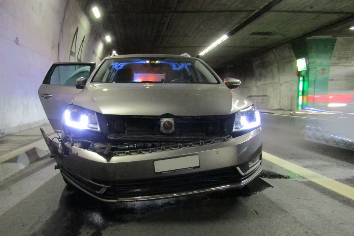 A3/Obstalden GL - Auto beim Überholen gestreift