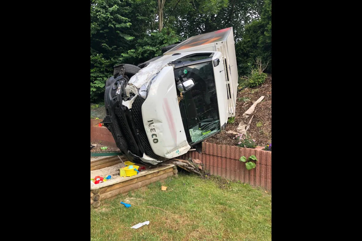 Kleintransporter verunfallt und stürzt in Garten