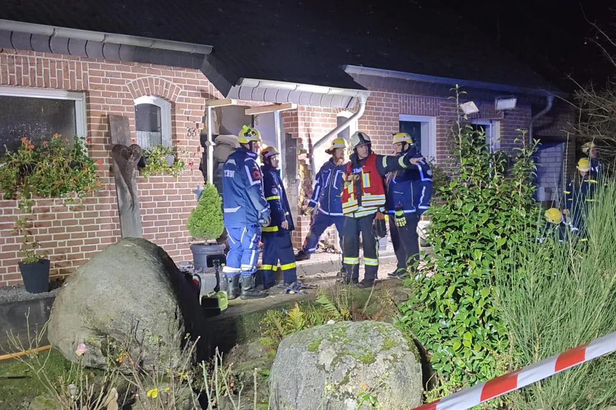 Geldern – Fahrer (22) kracht mit Mercedes in Hauseingang