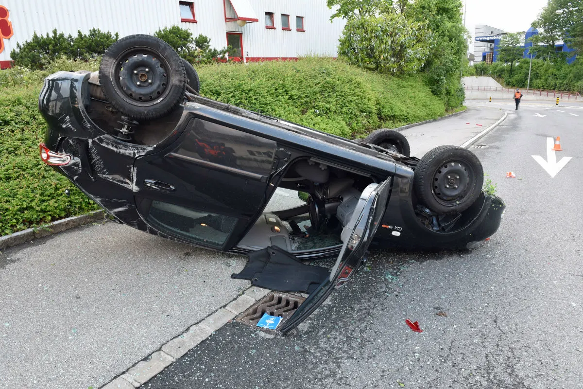 Nebikon LU - Auto landet nach Selbstunfall auf dem Dach