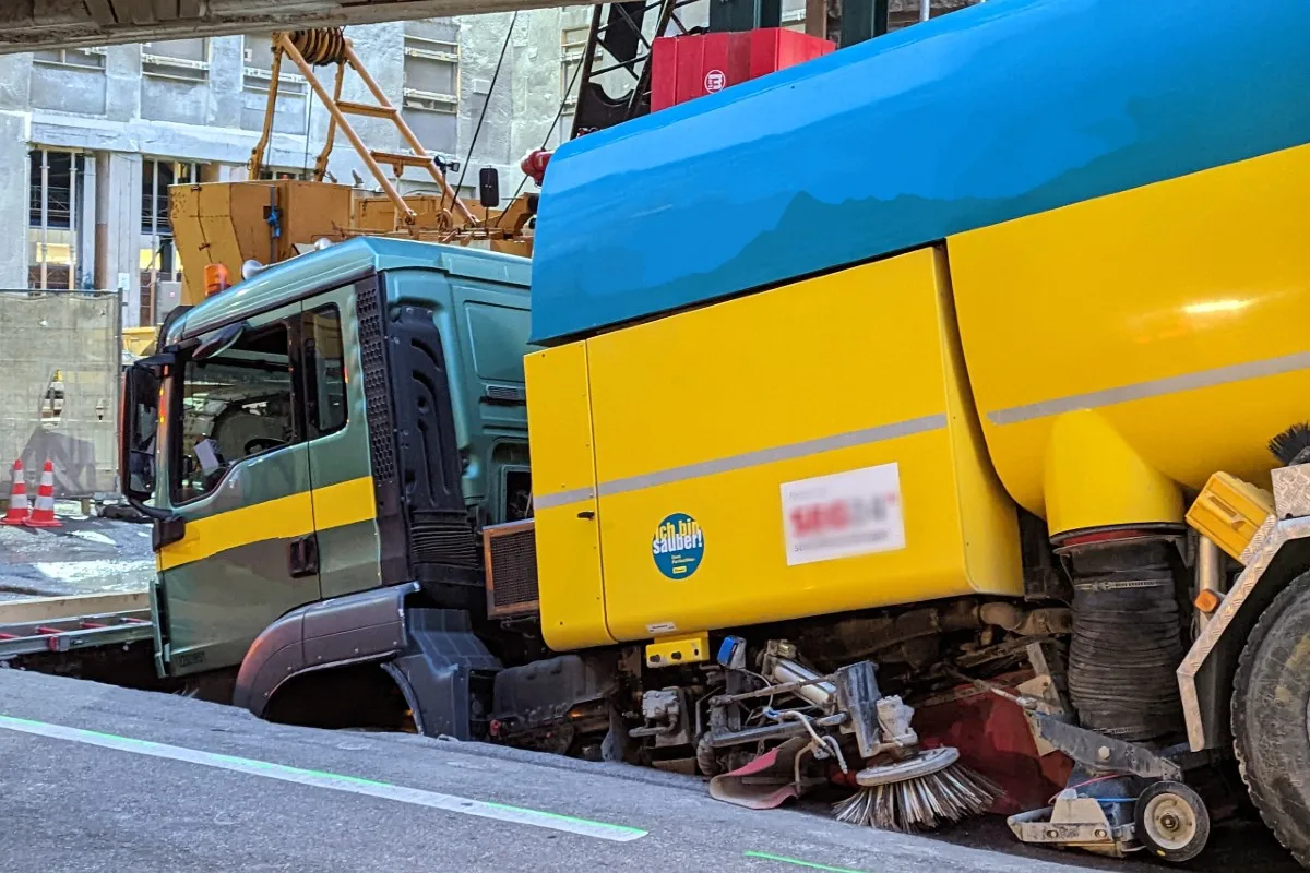 Zürich - Lastwagen bricht auf Strasse ein – Spezialbergung erforderlich