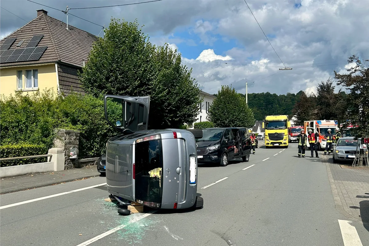 Lennestadt NW – 71-Jährige nach Unfall eingeschlossen